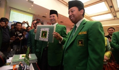 Ketua umum PPP Suryadharma Ali (tengah), Sekjen DPP PPP Romahurmuziy (kanan) 