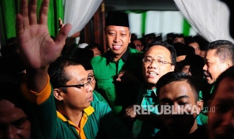 Ketua umum PPP terpilih Romahurmuziy (Romy) diarak saat pemilihan ketua dalam Muktamar PPP VIII di Asrama Haji, Pondok Gede, Jakarta Timur, Sabtu (9/4). Romahurmuziy terpilih sebagai ketua umum PPP dalam Muktamar PPP ke-VIII periode 2016-2021 melalui musya