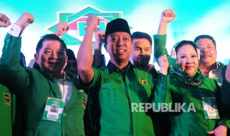 Ketua umum PPP terpilih Romahurmuziy (tengah) berfoto bersama panitia Muktamar PPP VIII di Asrama Haji, Pondok Gede, Jakarta Timur, Sabtu (9/4). Romahurmuziy (Romy) terpilih sebagai ketua umum PPP dalam Muktamar PPP ke-VIII periode 2016-2021 melalui musyaw