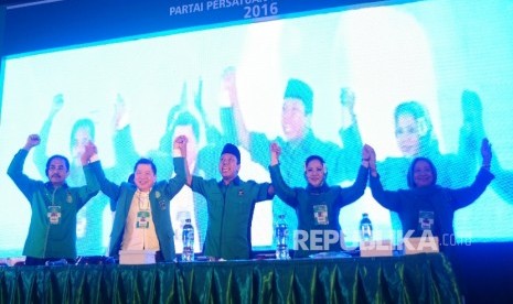 Ketua umum PPP terpilih Romahurmuziy (tengah) berfoto bersama panitia Muktamar PPP VIII di Asrama Haji, Pondok Gede, Jakarta Timur, Sabtu (9/4). Romahurmuziy (Romy) terpilih sebagai ketua umum PPP dalam Muktamar PPP ke-VIII periode 2016-2021 melalui musyaw