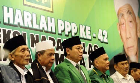  Ketua Umum PPP versi Muktamar Jakarta Djan Faridz (ketiga kiri) bersama pengurus DPP PPP menghadiri Hari Lahir (Harlah) ke-42 PPP di Kantor PPP Jakarta, Senin (5/1). 