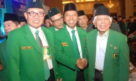 Ketua Umum PPP versi Muktamar VIII di Surabaya, Romahurmuziy (tengah).