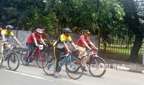 Ketua Umum Prabowo Subianto bersama Presiden PKS Sohibul Iman dan Ketua Majelis Syuro PKS Salim Segaf Aljufri bersepeda bersama dalam rangkaian acara Milad PKS ke 20, Sabtu (21/4).