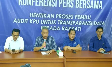 Ketua Umum Prima Agus Jabo Priyono (kedua dari kiri) memberikan keterangan pers kepada awak media di Kantor DPP Prima, Jakarta Pusat, Selasa (6/12). Jabo mendesak KPU menghentikan sementara proses persiapan Pemilu 2024 sampai sistem pendaftaran partai politik calon peserta pemilu diaudit. 