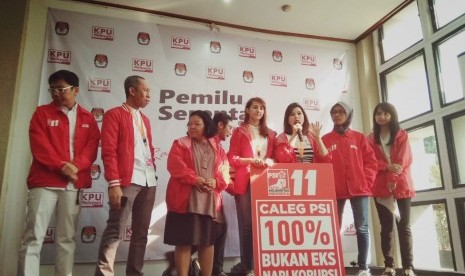 Ketua Umum PSI, Grace Natalie, mendaftarkan 575 nama caleg DPR dari 80 dapil ke KPU, Selasa (17/7). PSI menegaskan caleg yang diusungnya 100 persen bukan mantan narapidana kasus korupsi.