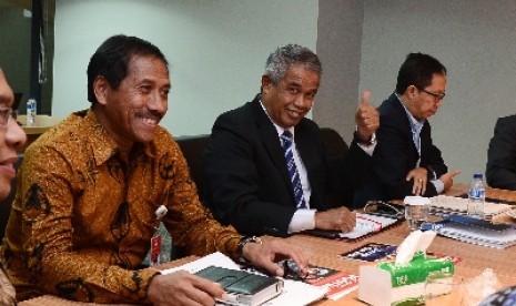 Ketua Umum PSSI Djohar Arifin didampingi Sekjen PSSI Joko Driono bertemu Deputi bidang Peningkatan Prestasi dan Olahraga Menpora, Djoko Pekik Irianto (kiri).