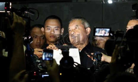  Ketua Umum PSSI Djohar Arifin Husein memberikan keterangan pers usai memenuhi panggilan pemeriksaan Komisi Pemberantsan Korupsi di Jakarta, Jumat (14/6).    (Republika/Adhi Wicaksono)