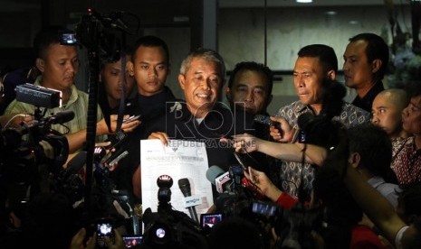  Ketua Umum PSSI Djohar Arifin Husein memberikan keterangan pers usai memenuhi panggilan pemeriksaan Komisi Pemberantsan Korupsi di Jakarta, Jumat (14/6).    (Republika/Adhi Wicaksono)