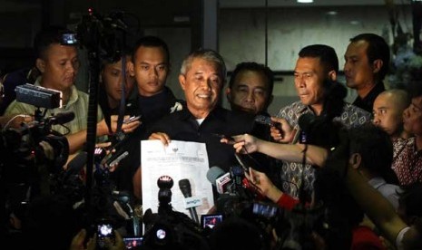 Ketua Umum PSSI Djohar Arifin Husein seusai memenuhi panggilan pemeriksaan Komisi Pemberantsan Korupsi di Jakarta, Jumat (14/6).