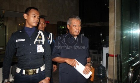  Ketua Umum PSSI Djohar Arifin Husein usai memenuhi panggilan pemeriksaan Komisi Pemberantsan Korupsi di Jakarta, Jumat (14/6).    (Republika/Adhi Wicaksono)