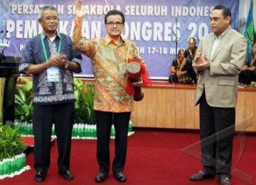 Ketua Umum PSSI, Djohar Arifin Husin (kiri), dan Kapolda Kalimantan Tengah, Brigjen Pol. Bachtiar Hasanuddin Tambunan (kanan), mendampingi Gubernur Kalimantan Tengah, Teras Narang, memukul katambung saat membuka Kongres PSSI di Palangkaraya, Kalimantan Ten