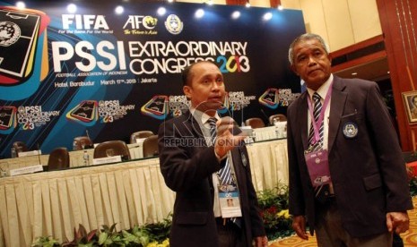   Ketua Umum PSSI Djohar Arifin (kanan), berbincang dengan Sekjen PSSI Hadiyandra dalam Kongres Luar Biasa PSSI di Jakarta, Ahad (17/3).  (Republika/Yasin Habibi)