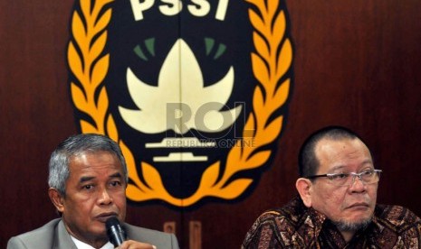   Ketua Umum PSSI, Djohar Arifin (kiri) bersama anggota Komite Eksekutif (Exco) PSSI La Nyalla Mahmud Mattalitti di kantor PSSI, Jakarta, Jumat (22/2).  (Republika/Prayogi)