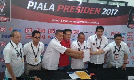 Ketua Umum PSSI, Edy Rahmayadi bersama seluruh panitia penyelenggara Piala Presiden 2017 di Stadion Maguwoharjo, Sleman, Yogyakarta, Sabtu (4/2).