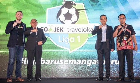 Ketua Umum PSSI Edy Rahmayadi (kedua kiri) didampingi Direktur Utama PT Liga Indonesia Baru (PT LIB) Berlinton Siahaan (kedua kanan), Chief Marketing Officer GO-JEK Indonesia Piotr Jakubowski (kiri) dan Head of Marketing Traveloka Dannis Muhammad (kanan) foto bersama dengan logo baru GO-JEK Traveloka Liga 1 saat peluncuran di Jakarta, Senin (10/4). 