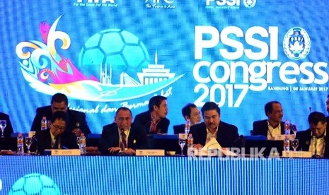 Ketua Umum PSSI, Edy Rahmayadi (kedua kiri) memaparkan pidatonya pada Kongres Tahunan PSSI 2017, di Hotel Aryaduta, Kota Bandung, Ahad (8/1).