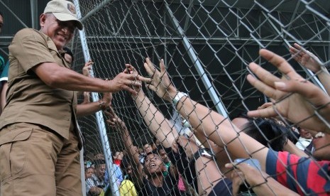 Ketua Umum PSSI Edy Rahmayadi (kiri) menyalami penonton seusai melihat pertandingan 16 besar Liga 2 antara kesebelasan PSMS melawan PSIS Semarang di Stadion Teladan, Medan, Sumatera Utara, Sabtu (7/10). 