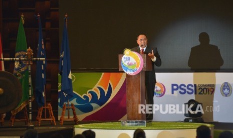 Ketua Umum PSSI Edy Rahmayadi (kiri) menyampaikan pidatonya dalam pembukaan Kongres PSSI 2019 di Nusa Dua, Bali, Ahad (20/1/2019).