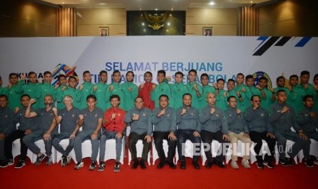 Ketua Umum PSSI Edy Rahmayadi (tujuh kiri), pelatih Luis Milla (enam kiri), pemain serta ofisial berpose saat pelepasan timnas U-22 di Jakarta, Kamis (10/8).