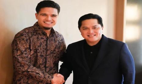 Ketua Umum PSSI Erick Thohir berfoto bersama Ragnar Oratmangoen.