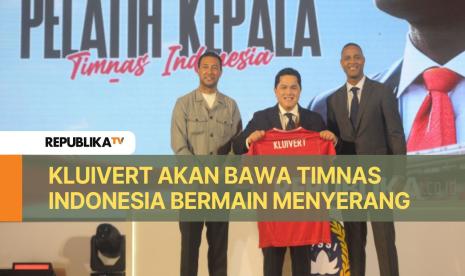 Ketua Umum PSSI Erick Thohir bersama Pelatih Kepala Baru Timnas Indonesia Patrick Kluivert dan Asisten Pelatih Baru Timnas Denny Landzaat usai konferensi press pengenalan Tim Pelatih Timnas Indonesia di Jakarta, Ahad, (12/01/2025). PSSI resmi menunjuk Patrick Kluivert sebagai pelatih tim nasional (Timnas) Indonesia menggantikan pelatih asal Korea Selatan Shin Tae-yong. Kluivert akan dibantu dengan sejumlah asisten pelatih dari Belanda, yaitu Alex Pastoor dan Denny Landzaat.