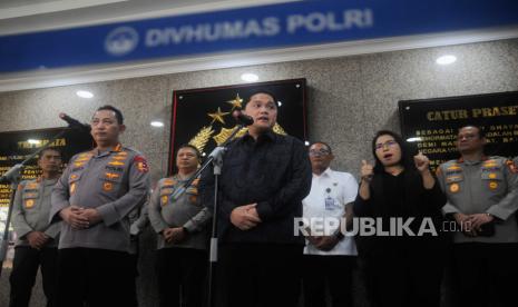 Ketua Umum PSSI Erick Thohir dan Kapolri Jenderal Pol Listyo Sigit Prabowo menyampaikan konferensi pers usai melakukan pertemuan di Mabes Polri, Jakarta, Senin (26/6/2023). Pertemuan tersebut untuk berkoordinasi terkait ditemukannya adanya indikasi pelanggaran atau kecurangan di perangkat liga sepakbola Indonesia.