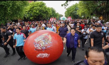 Ketua Umum PSSI Erick Thohir dan Walikota Solo Gibran Rakabuming Raka larut dalam pawai Trophy Experience FIFA World Cup U-17 2023 bersama ribuan warga Surakarta yang memadati jalan dari Stadion Sriwedari menuju kawasan Pura Mangkunegaraan, Ahad (5/10/2023). 