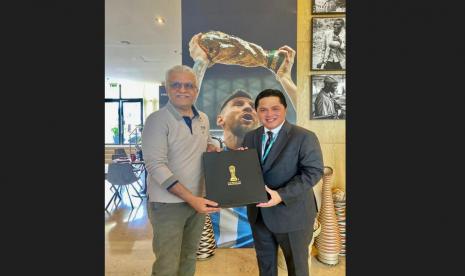 Ketua Umum PSSI, Erick Thohir (kanan), menggelar pertemuan dengan Presiden Konfederasi Sepak Bola Asia (AFC), Shaikh Salman Al Khalifa, di sela-sela Kongres FIFA di Kigali, Rwanda, pada Rabu (15/3/2023).