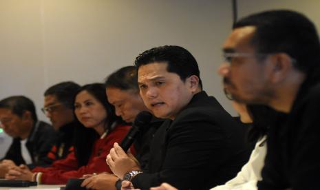 Ketua Umum PSSI Erick Thohir (kedua kanan) didampingi Wakil Ketua Umum Zainudin Amali (ketiga kanan) dan jajaran Exco PSSI memberikan keterangan pers belum lama ini.