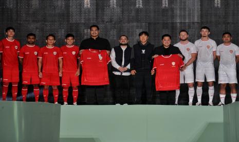 Ketua Umum PSSI Erick Thohir (keempat kanan) bersama Menteri Pemuda dan Olahraga Dito Ariotedjo (kelima kiri), Pelatih Timnas Indonesia Shin Tae Young (kelima kanan) dan Pemilik Brand Erspo Muhammad Sadad (tengah) bersama para pemain saat launching jersey baru Timnas Indonesia di Bengke Space, SCBD, Jakarta, Senin (18/3/2024). 