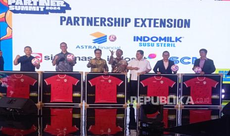 Ketua Umum PSSI Erick Thohir (ketiga kanan) bersama para perwakilan sponsor dalam acara PSSI Partner Summit 2024 yang berlangsung Senin (16/12/2024) di Jakarta. 