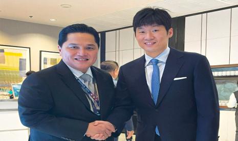 Ketua Umum PSSI Erick Thohir (kiri) bersama Park Ji-sung.