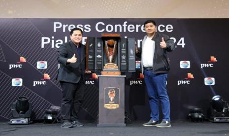 Ketua Umum PSSI Erick Thohir (kiri) dengan Ketua Steering Committee (SC) Piala Presiden 2024 Maruarar Sirait.