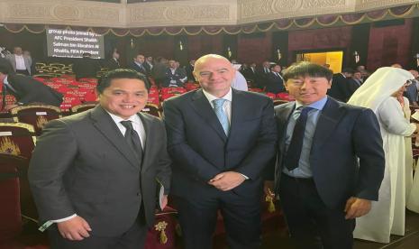 Ketua Umum PSSI Erick Thohir (kiri), Presiden FIFA Gianni Infantino (tengah), dan pelatih timnas Indonesia Shin Tae-yong.  