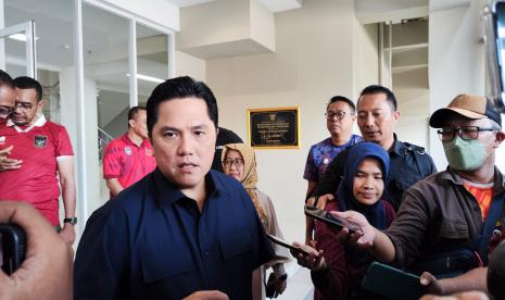 Ketua Umum PSSI Erick Thohir memberikan keterangan kepada pers usai mengecek Stadion Manahan Solo, Ahad (4/6/2023).