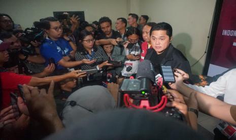 Ketua Umum PSSI Erick Thohir memberikan keterangan seputar rencana pertemuan dengan FIFA membahas tuan rumah Piala Dunia U-20.