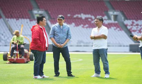 Ketua Umum PSSI Erick Thohir mengecek kondisi rumput Stadion Utama Gelora Bung Karno (SUGBK) menjelang laga timnas Indonesia vs Australia pada Kualifikasi Piala Dunia 2026.