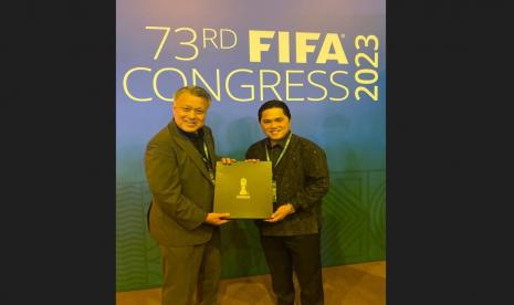 Ketua Umum PSSI, Erick Thohir, menggelar pertemuan dengan Presiden Federasi Sepak Bola Jepang, Tashima Kohzo (kiri), di sela-sela Kongres FIFA di Kigali, Rwanda, pada Kamis (16/3/2023).