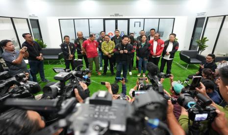 Ketua Umum PSSI Erick Thohir mengumumkan pembentukan komite Adhoc suporter.