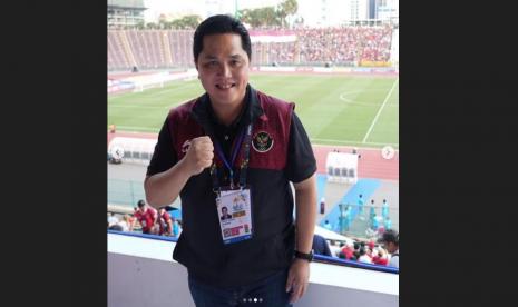  Ketua Umum PSSI, Erick Thohir, menyemangati pemain timnas Indonesia U-22, Pratama Arhan, yang mendapat kartu merah saat mengalahkan Vietnam 3-2 pada babak semifinal cabor sepak bola putra SEA Games 2023 Kamboja.