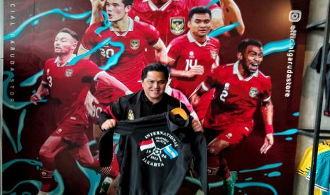 Ketua Umum PSSI Erick Thohir saat berkunjung ke gerai Garuda Store di kompleks Stadion Utama Gelora Bung Karno (SUGBK), Jakarta, Sabtu (17/6/2023).