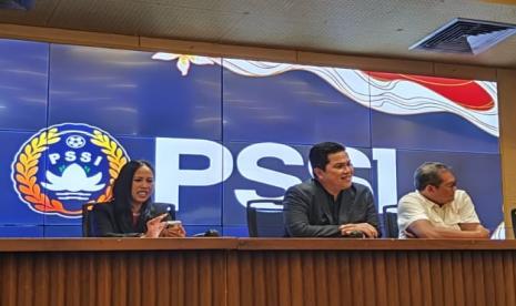 Ketua Umum PSSI Erick Thohir (tengah) berbicara kepada media di ruang konferensi pers Stadion Utama Gelora Bung Karno, Senayan, Jakarta, Sabtu (21/9/2024).