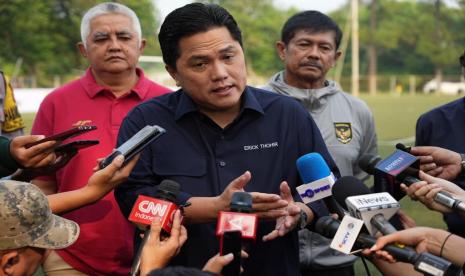 Ketua Umum PSSI Erick Thohir (tengah) berfoto bersama pemain yang mengikuti seleksi tim U-17 di Persija Training Ground, Bojongsari, Depok, Sabtu (22/7/2023). 