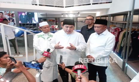 Ketua Umum PSSI Erick Thohir (tengah) bersama Wakil Ketua Umum PSSI Zainudin Amali (kanan) dan Ustadz Dasad Latif.