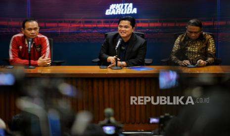 Ketua Umum PSSI  Erick Thohir (tengah) bersama Wakil Ketua Umum PSSI Zainudin Amali (kanan) dan komedian Lies Hartono atau  Cak Lontong (kiri) menyampaikan keterangan pers terkait pertandingan FIFA Matchday antara timnas Indonesia melawan timnas Argentina di ruang konferenai pers Stadion Utama Gelora Bung Karno (SUGBK), Jakarta, Senin (29/5/2023). 