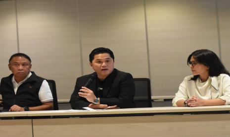 Ketua Umum PSSI Erick Thohir (tengah) 