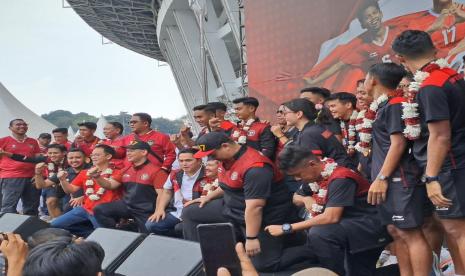 Ketua Umum PSSI Erick Thohir (tengah) dalam perayaan kemenangan timnas U-22 pada SEA Games 2023 Kamboja di Gelora Bung Karno (GBK), Jakarta, Jumat (19/5/2023).