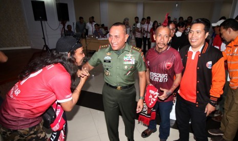 Ketua Umum PSSI, Letjen TNI Edy Rahmayadi (kedua kiri) bersalaman dengan suporter klub sepak bola Indonesia saat jumpa suporter di Wisma Menpora, Jakarta, Kamis (3/8). Jumpa suporter tersebut bertujuan untuk mendorong komitmen para suporter agar patuh pada peraturan dan menjunjung tinggi perdamaian.