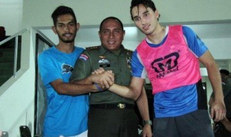 Ketua Umum PSSI Letjen TNI Edy Rahmayadi (tengah) berfoto bersama Ezra Walian (kanan).