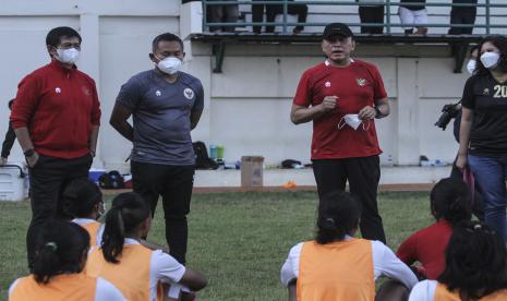 Ketua Umum PSSI Mochamad Iriawan (kanan) bersama Direktur Teknik PSSI Indra Sjafri (kiri) dan pelatih timnas Rudy Eka Priyambada (kedua kiri) memberikan ucapan semangat kepada para pemain timnas sepak bola wanita setelah uji coba melawan tim PON Jawa Barat di Stadion Merpati, Depok, Jawa Barat, Rabu (15/9/2021). Mochamad Iriawan meninjau persiapan timnas sepak bola wanita Indonesia jelang laga menghadapi Singapura di laga kualifikasi Piala Wanita Asia 2022 pada 24 September dan 27 September 2021 di Tajikistan